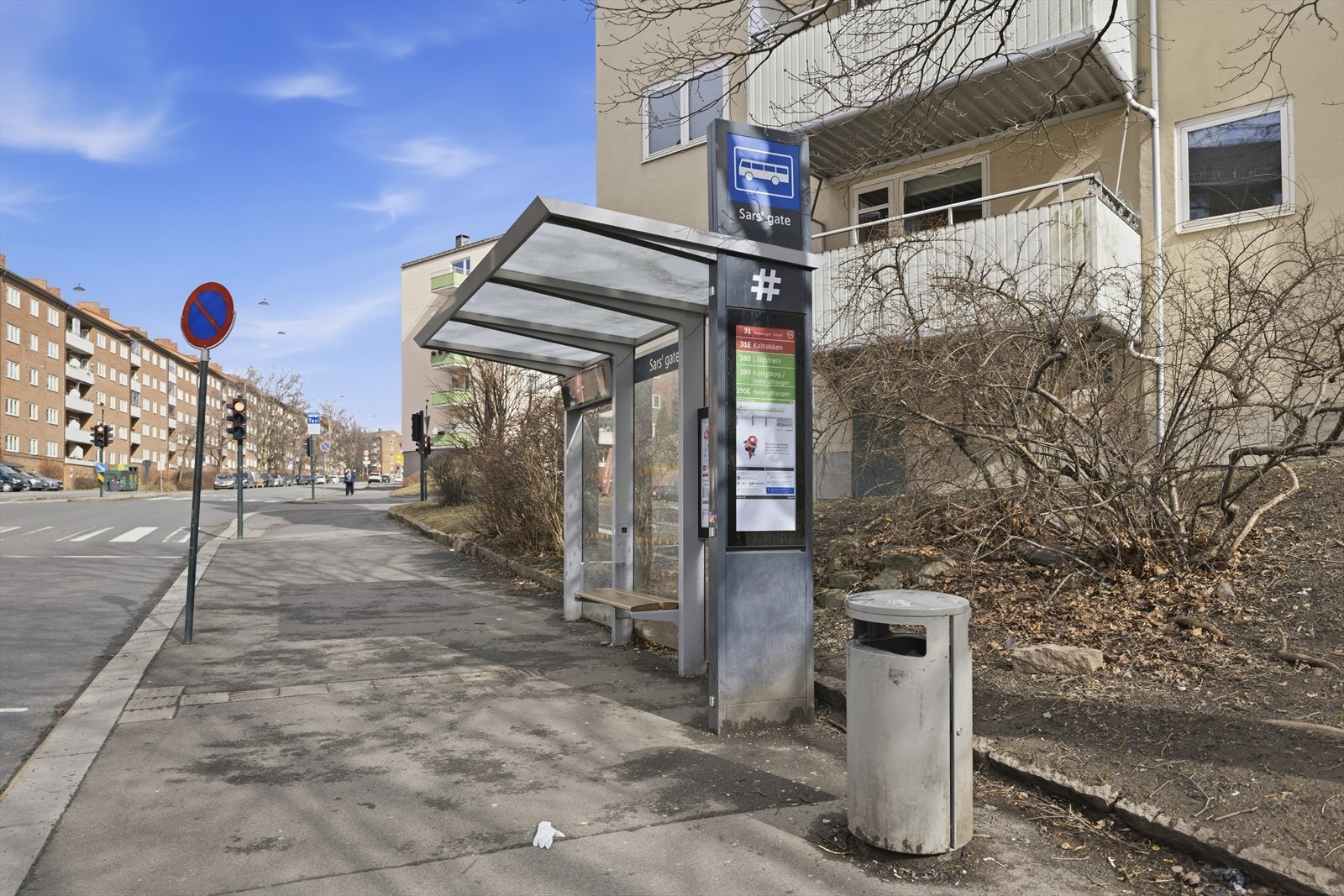 Bussholdeplass i umiddelbar nærhet. Galleribilde