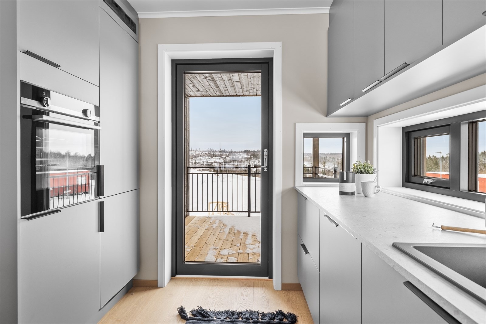 Kjøkkenet har integrerte hvitevarer fra Siemens som komfyr, platetopp med integrert ventilator, oppvaskmaskin og kombi kjøl-/fryseskap. Galleribilde