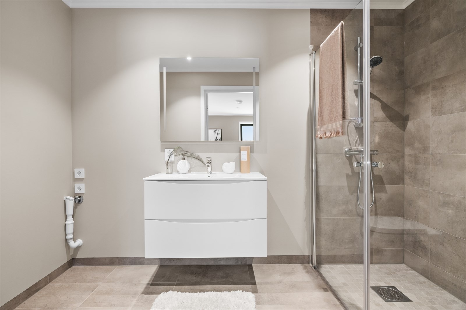 Via hovedsoverommet er inngang til bad/vaskerom. Rommet har lik utførelse som badet Galleribilde