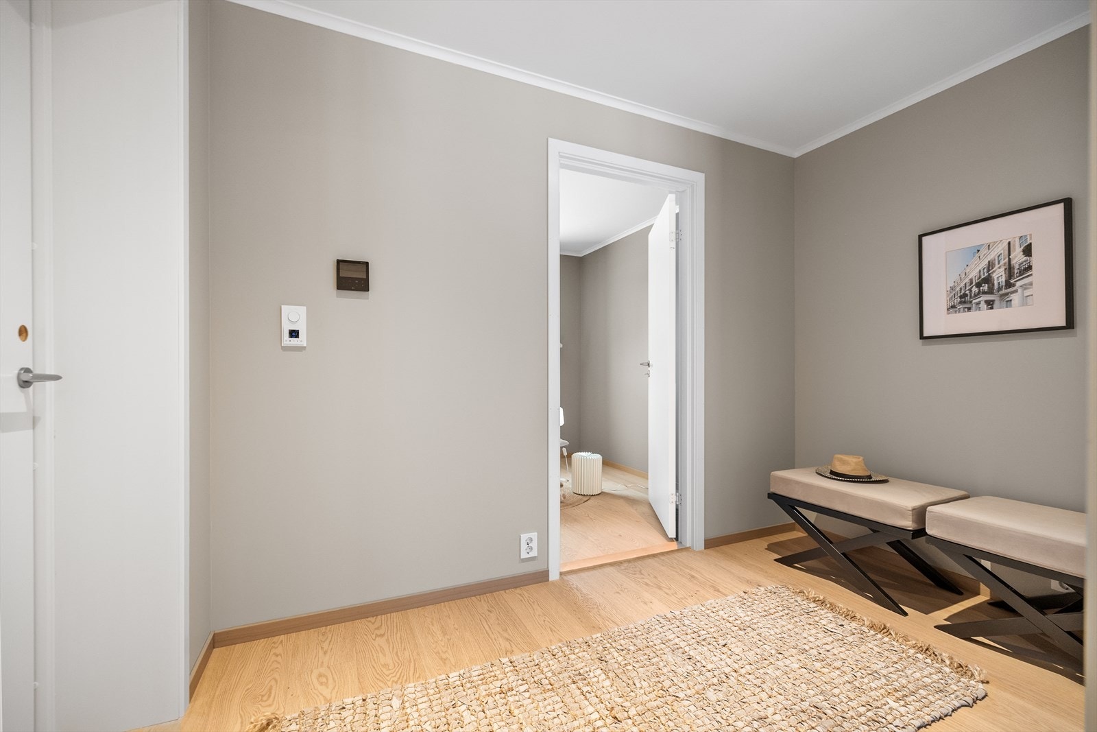 Entré er romslig og har god plass for ønsket garderobeløsning/entrémøbler Galleribilde