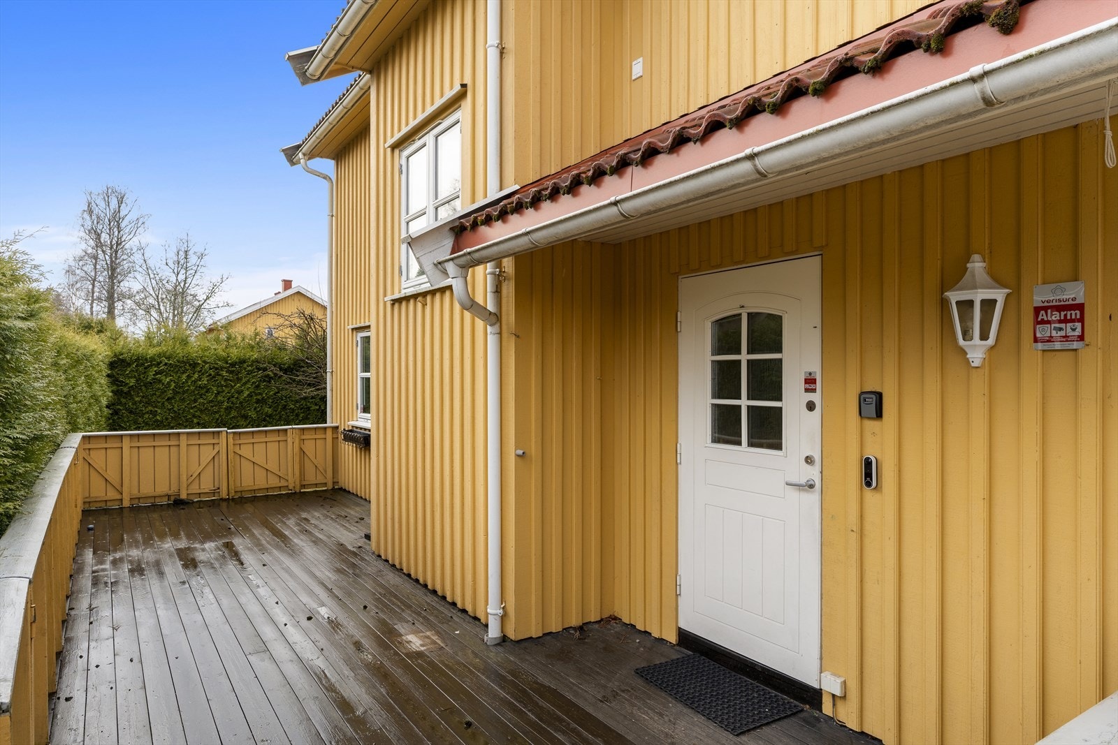 Inngangsparti med terrasse på ca. 27 kvm Galleribilde