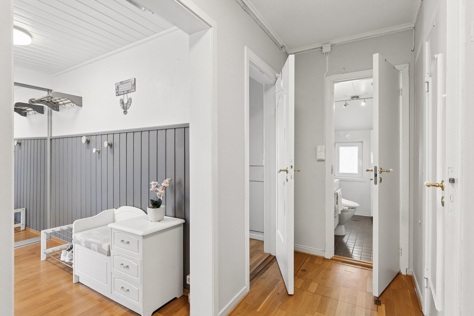 Videre føres du inn i en gang som fungerer som et bindeledd mellom rommene i første etasje. Galleribilde
