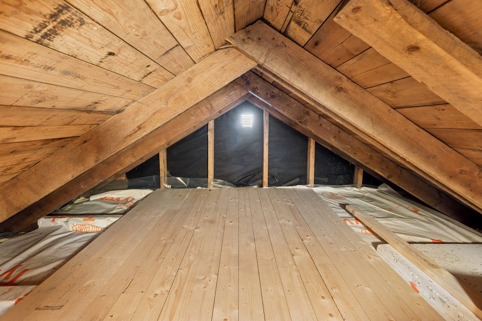 Huset byr på oppbevaringsplass på lagringsloft og i flere boder. Galleribilde