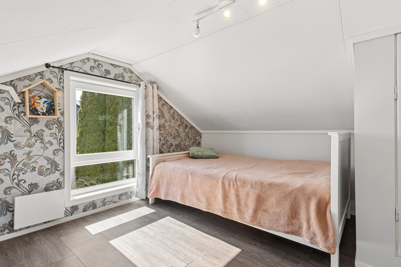 Loftsetasjen er innredet som soverom og loftsstue. Det er ikke godkjent/omsøkt til kommunen. Galleribilde