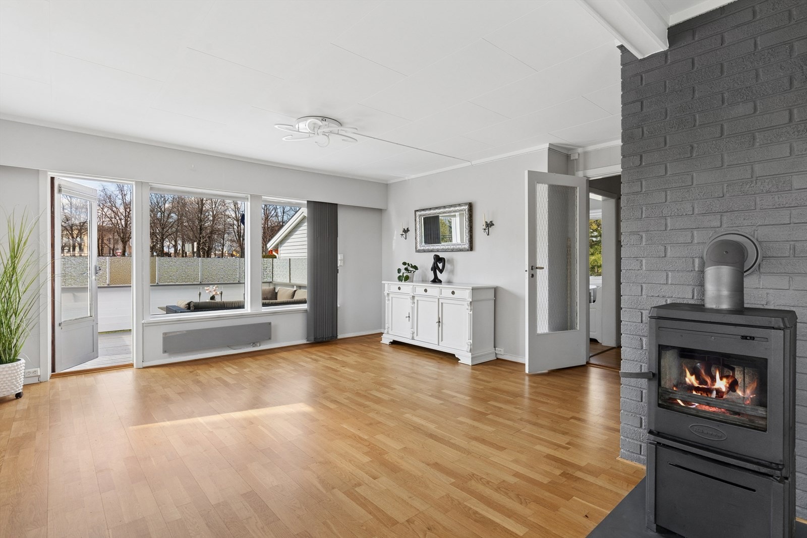 Stuen er boligens samlingspunkt, med god plass til både sofa- og eventuell spisegruppe. Galleribilde