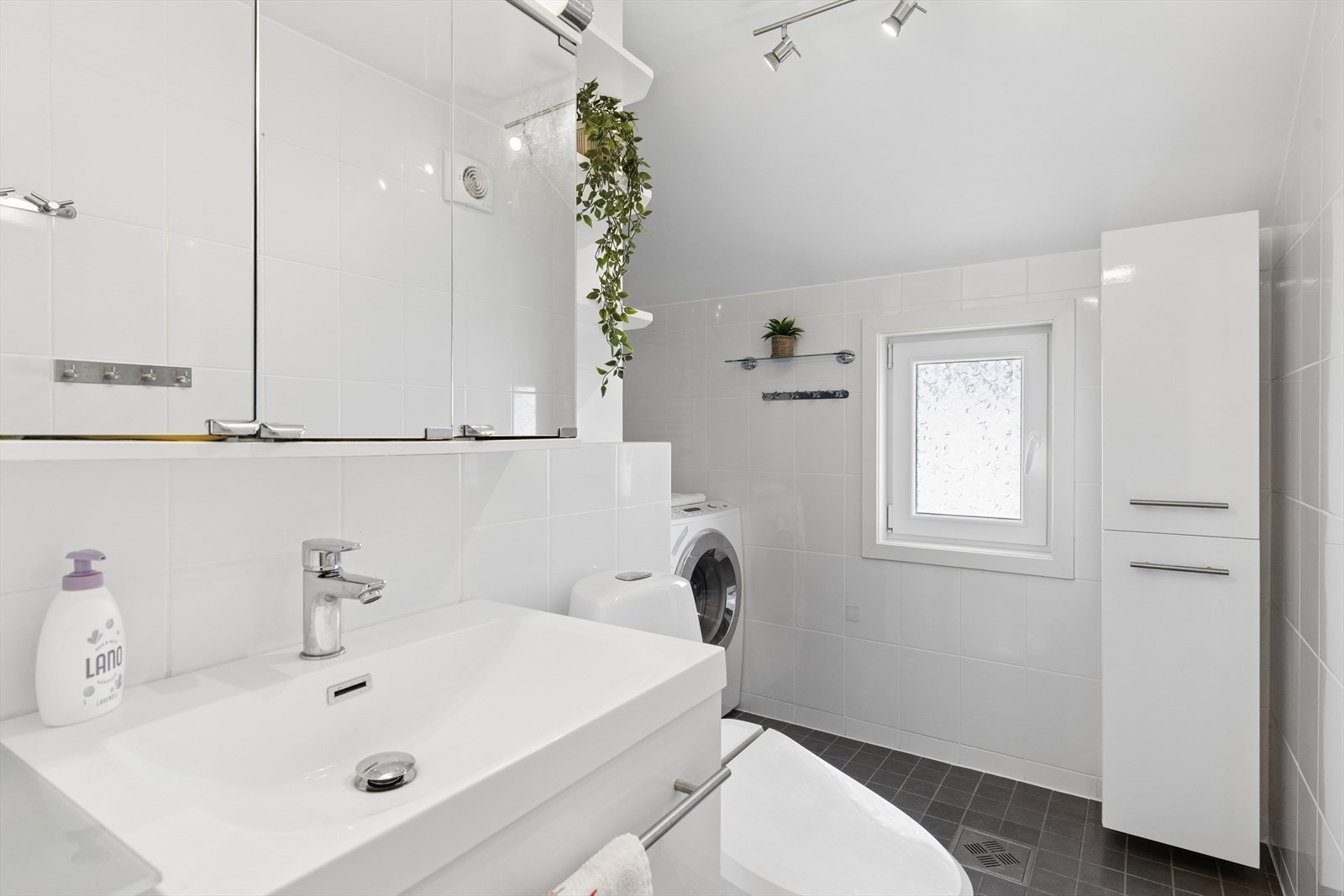 Badet ble totalrenovert av fagfolk i 2021 og er helfliset med elektriske varmekabler i gulv. Galleribilde