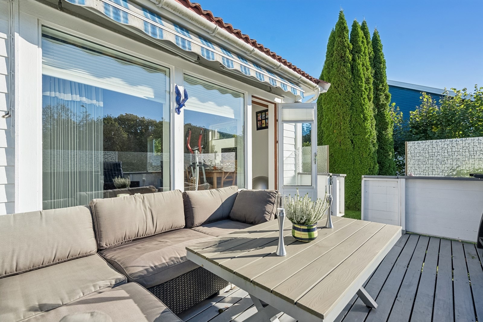 Terrassen gir gode muligheter for utemøblering og bruk. På sommeren er det sol fra ca. kl.10-17, i følge selger. Galleribilde