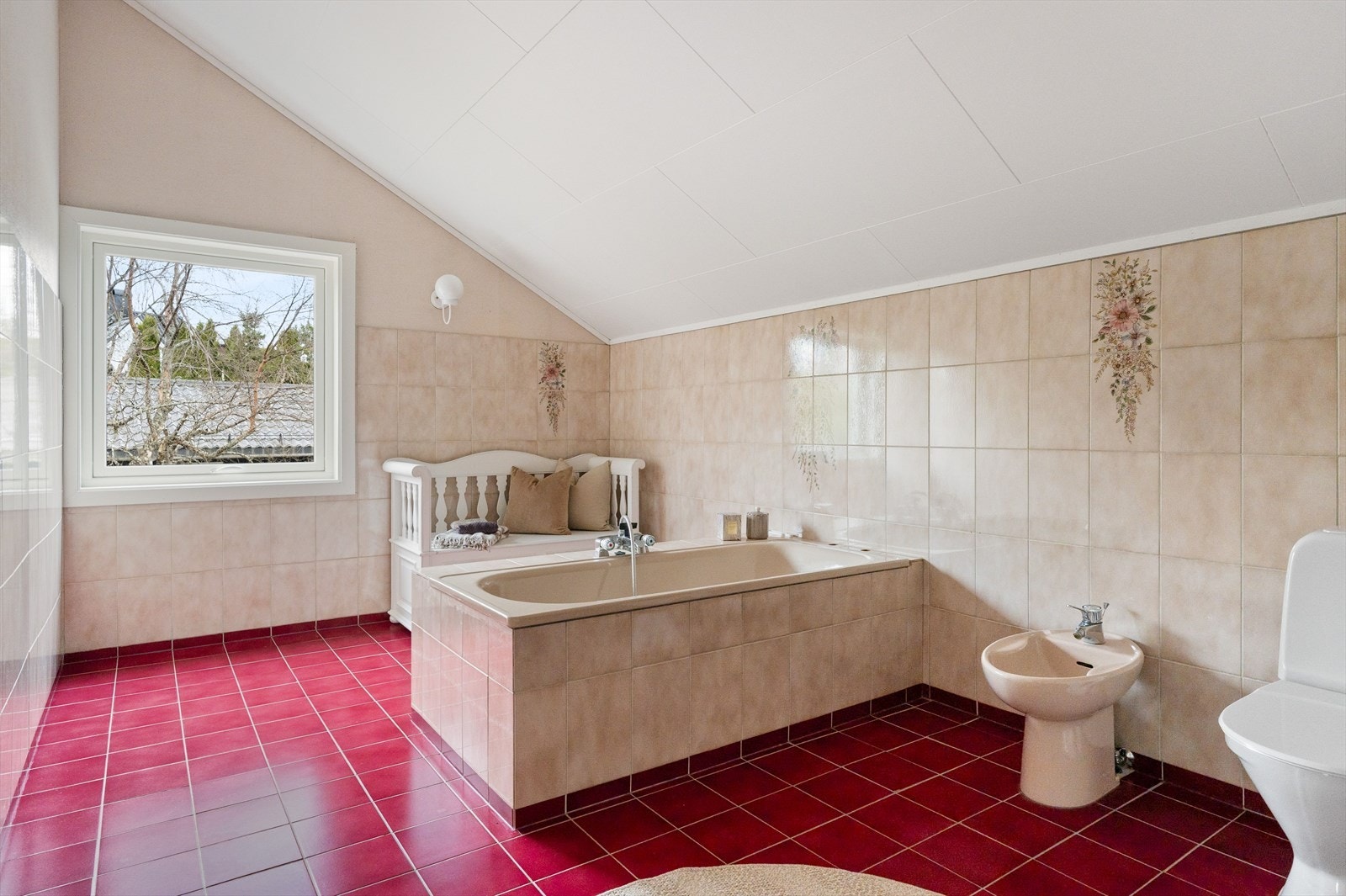 Badet er på hele 13 kvm og har et stort potensiale. Galleribilde