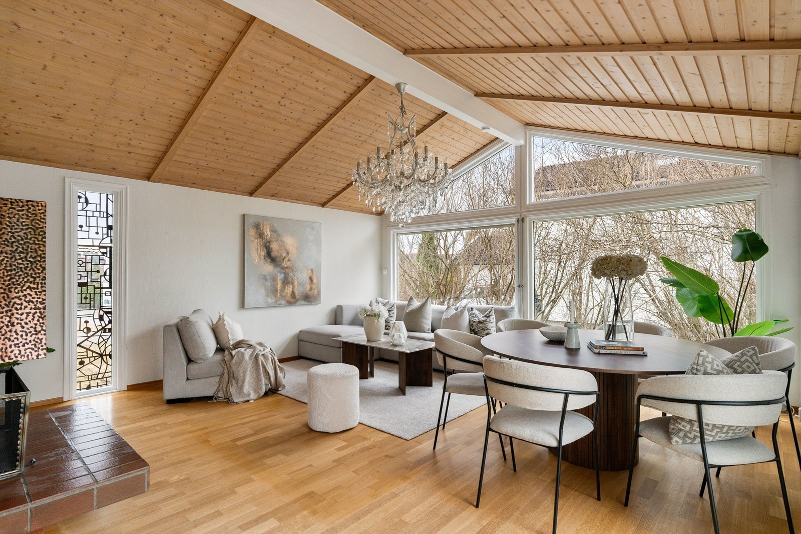 Stuen måler 42 kvm og har direkte utgang til terrassen og hage på sørsiden av boligen. De store vinduene gir rommet godt med lysinnslipp og utsyn til terrasse og hage. Galleribilde