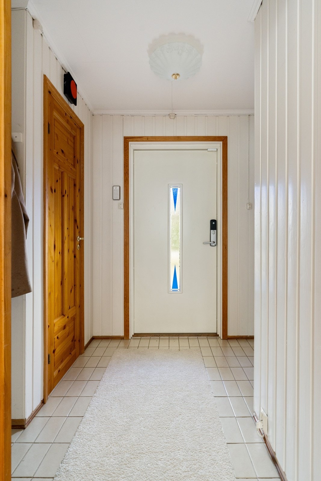 Velkommen inn! Første etasje er bestående av 3 soverom, vindfang, toalettrom, bad, stue og kjøkken Galleribilde