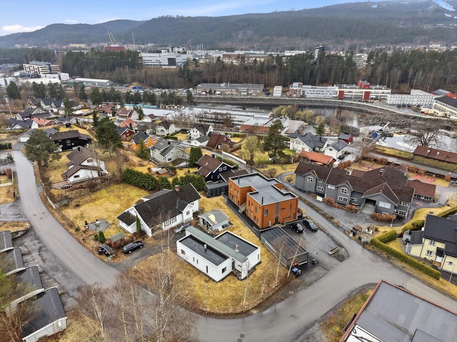 Knut Hamsuns vei 2F ligger i et rolig og barnevennlig nabolag på attraktive Tislegård. Galleribilde