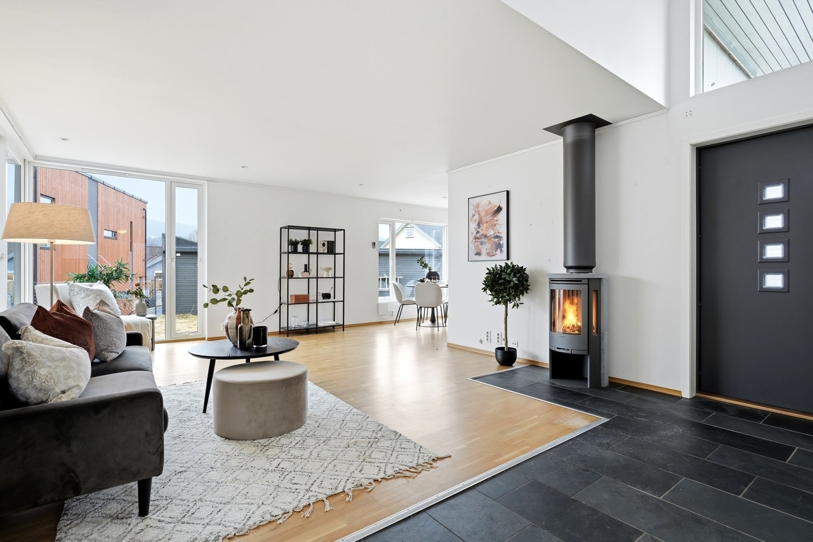 Stuen er romslig og har en åpen løsning mot kjøkken/spisestue, noe som gir en god romfølelse. Galleribilde
