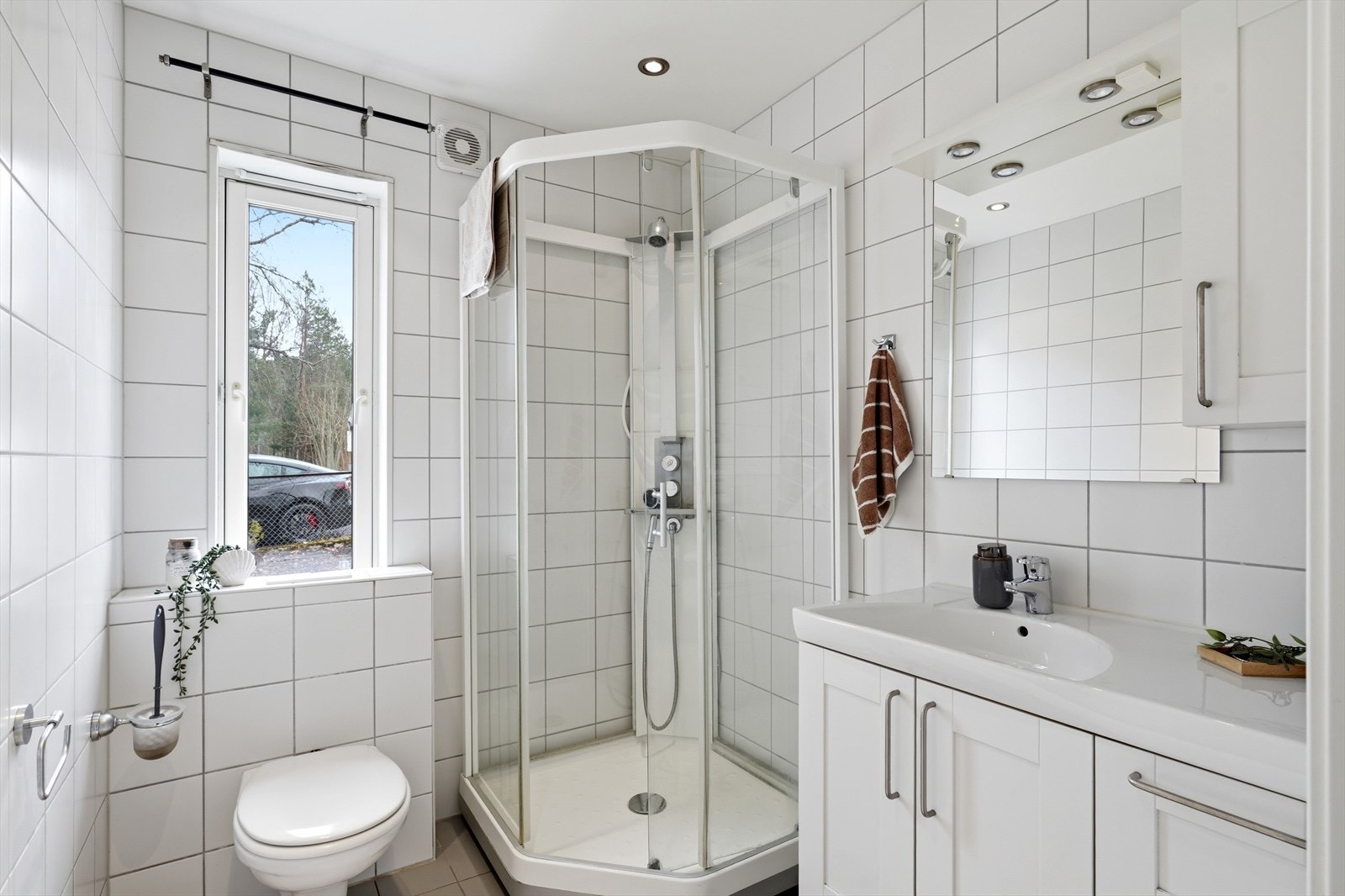 Badet er fra byggeår (2010). Rommet har innredning med nedfelt servant, veggmontert toalett og dusjkabinett. Rommet har vannbåren gulvvarme. Galleribilde