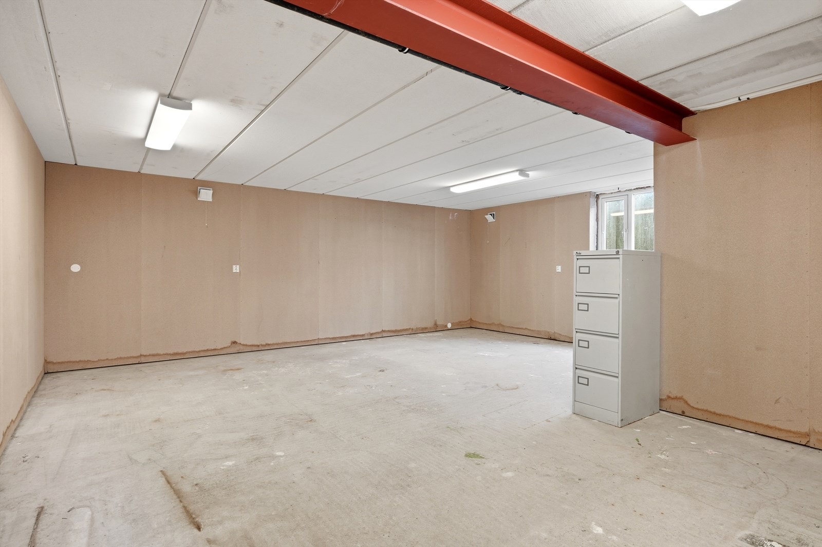 Eiendommen har en uinnredet kjeller med enkle overflater. Det er registrert fuktutslag i enkelte områder, og det må påregnes tiltak for fuktsikring og oppgradering. Galleribilde