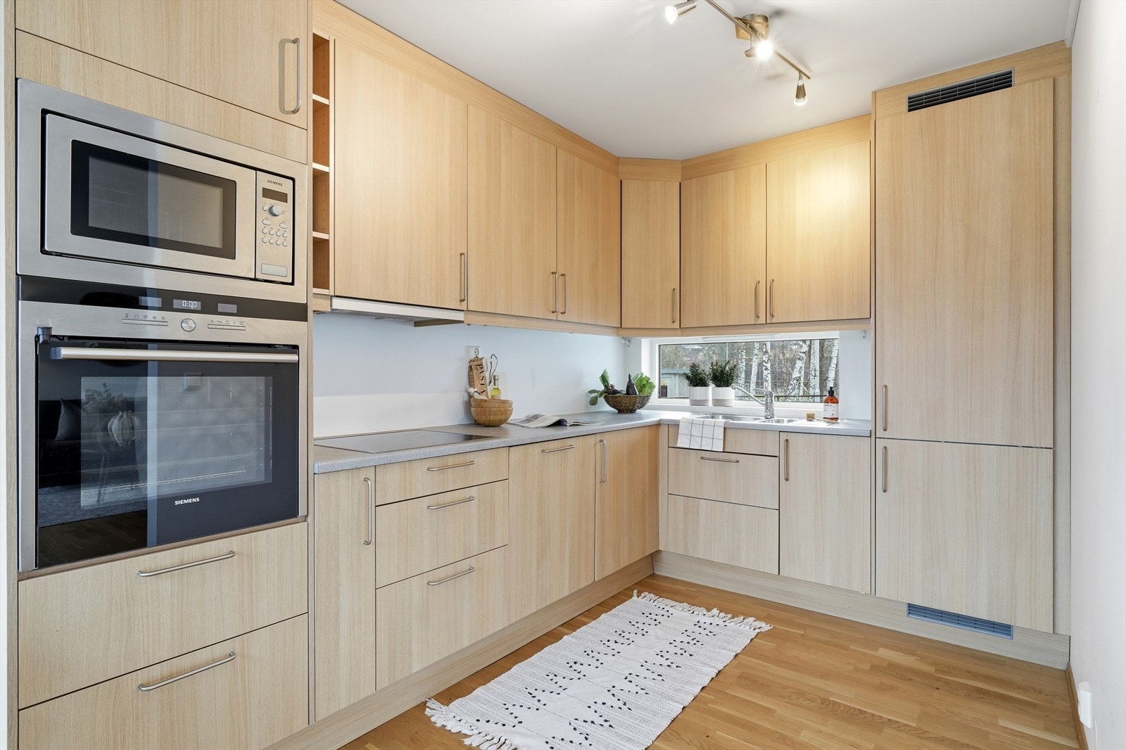 Kjøkkeninnredningen har glatte fronter, laminert benkeplate, vaskekum, nedfelt komfyrtopp, ventilator, stekeovn, Micro, oppvaskmaskin, kjøleskap. Det er kjøkkenventilator med avtrekk ut. Galleribilde