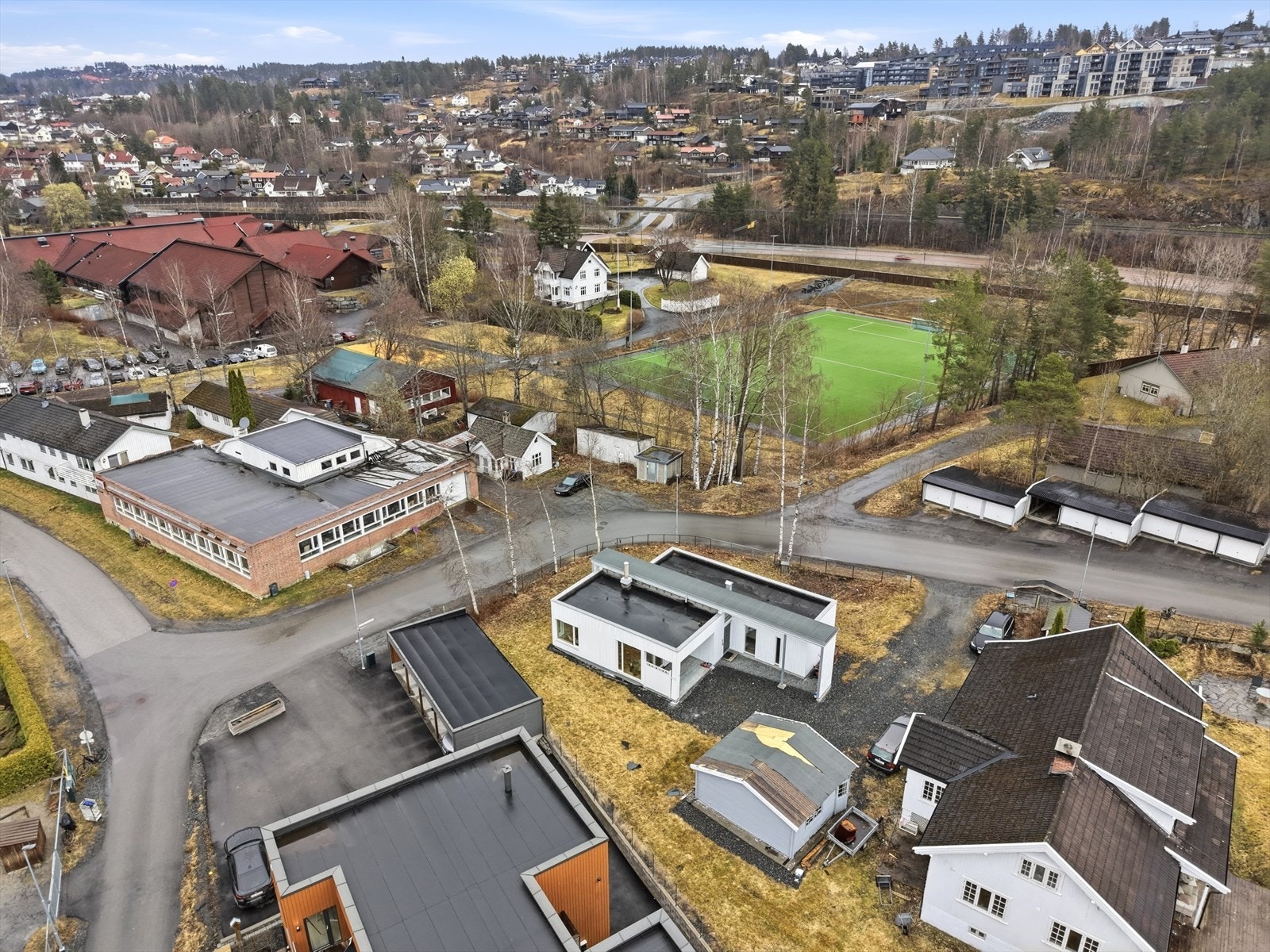 Eiendommen ligger sentrumsnært med gode solforhold og hyggelig utsikt mot Funkelia, samt til de vakre fjelltoppene på Skrim. Galleribilde