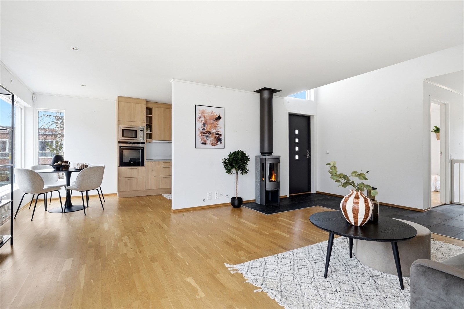 I stuen er det plass til både sofa- og spisegruppe. Galleribilde