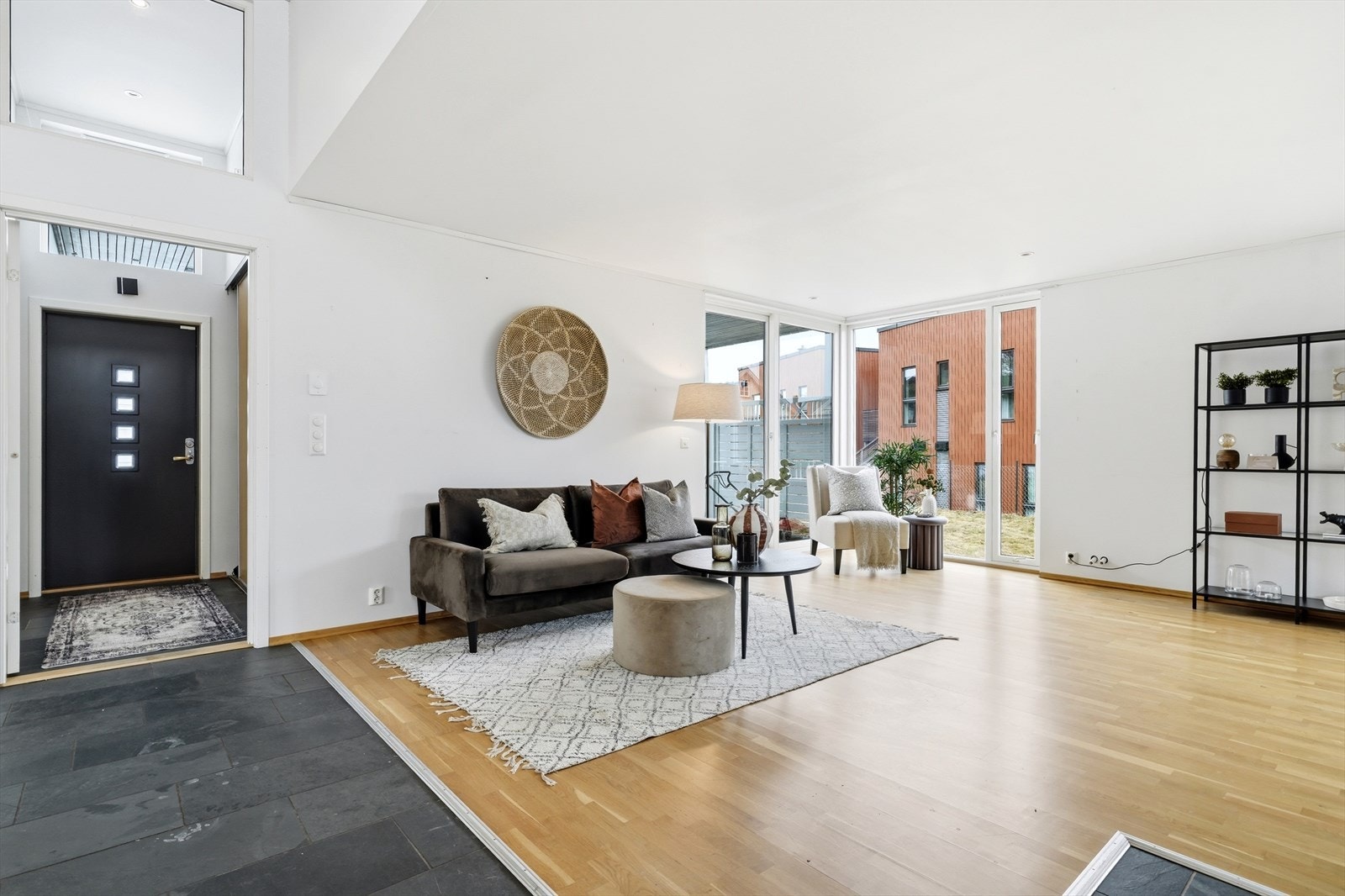 Store vindusflater bidrar med rikelig naturlig lys. Galleribilde