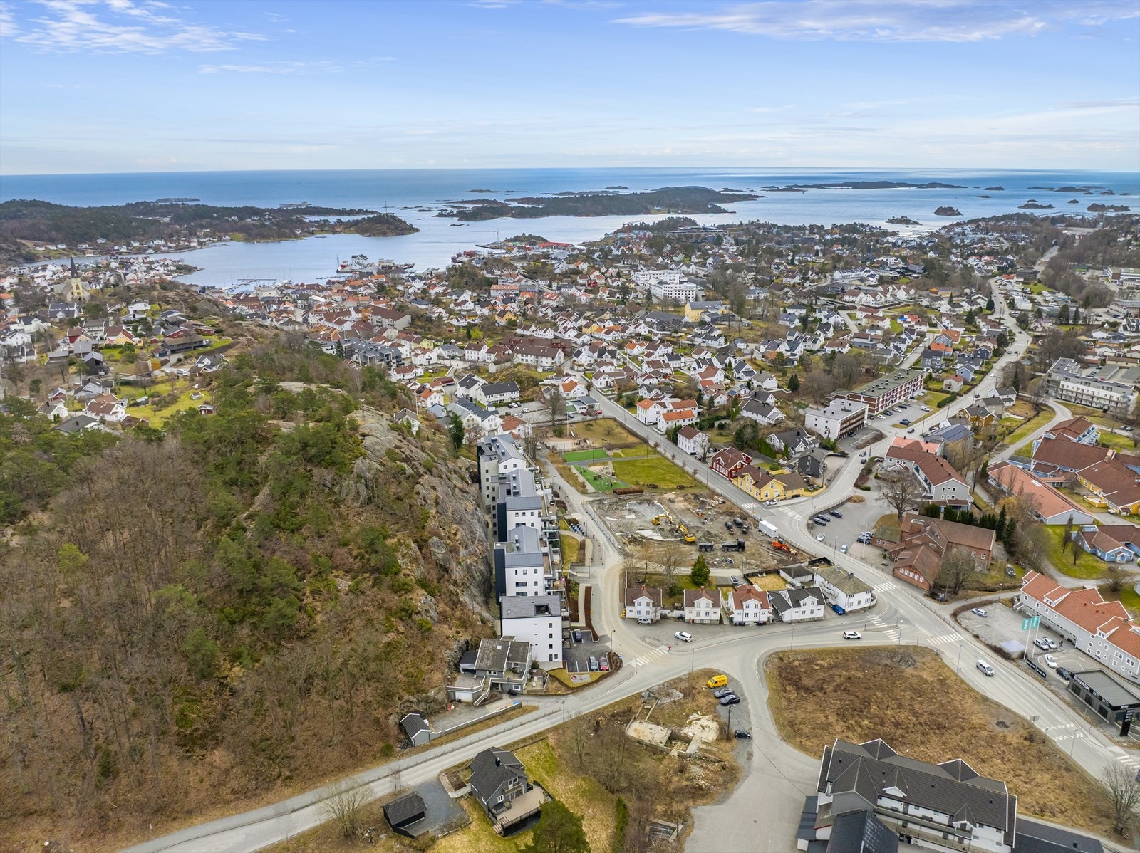 Med en sentral beliggenhet i Grimstad har du nærhet til både sjøen og sentrum. Nærmeste busstopp, Frivoldveien, er kun to minutter unna. Galleribilde
