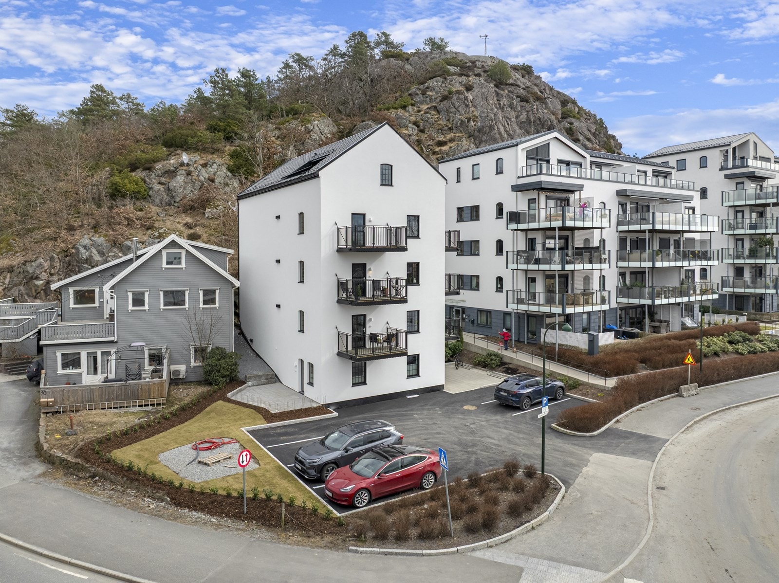 Bygget ligger fint til i terrenget, med opparbeidet uteområde. I vår vil det bli bygd et drivhus på tomten - en sosial møteplass for beboerne. Galleribilde