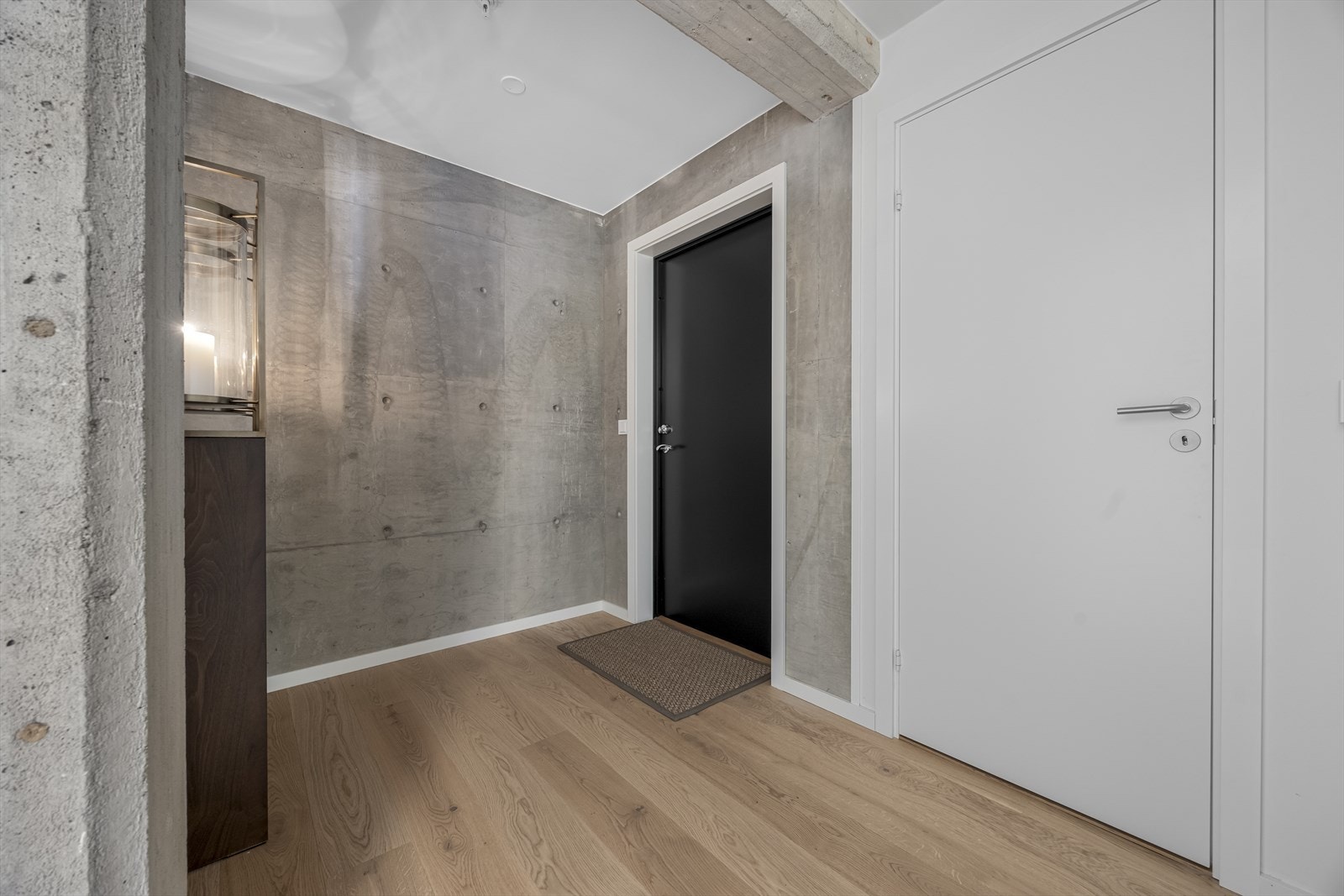 Velkommen inn! Entréen har plass til oppbevaring av yttertøy og sko. Varmekabler. Tilhørende sportsbod på 5 m² i byggets 1. etasje. Galleribilde