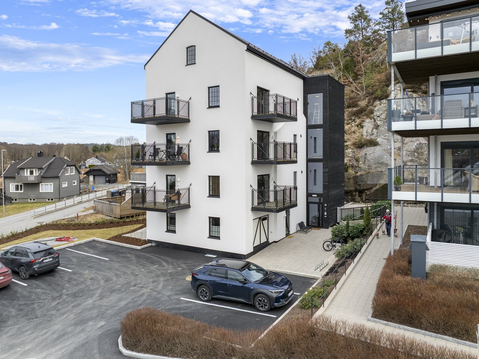 I det totalrehabiliterte bygget er det gitt nytt liv til fire leiligheter, der historisk arkitektur er bevart og kombinert med nybyggstandard. Galleribilde