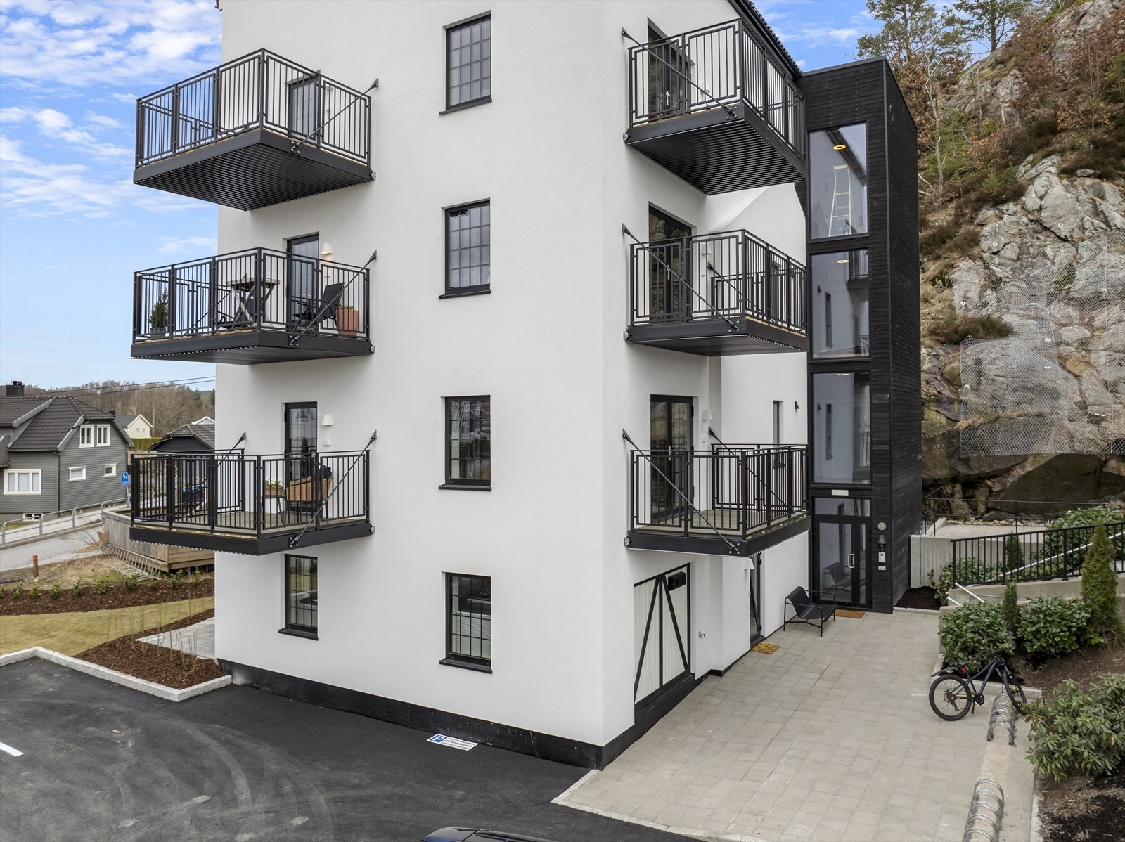 Dette er en tiltalende 3-roms eierleilighet i 2. etasje. Sameiet Fuhr Mølle er et lite sameie med kun fire boligseksjoner. Galleribilde