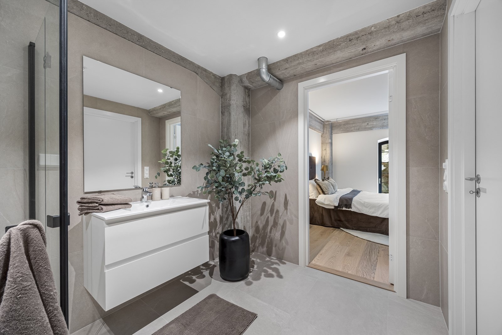 Badet har direkte adkomst fra hovedsoverommet, som gir en praktisk og privat en-suite løsning. Galleribilde