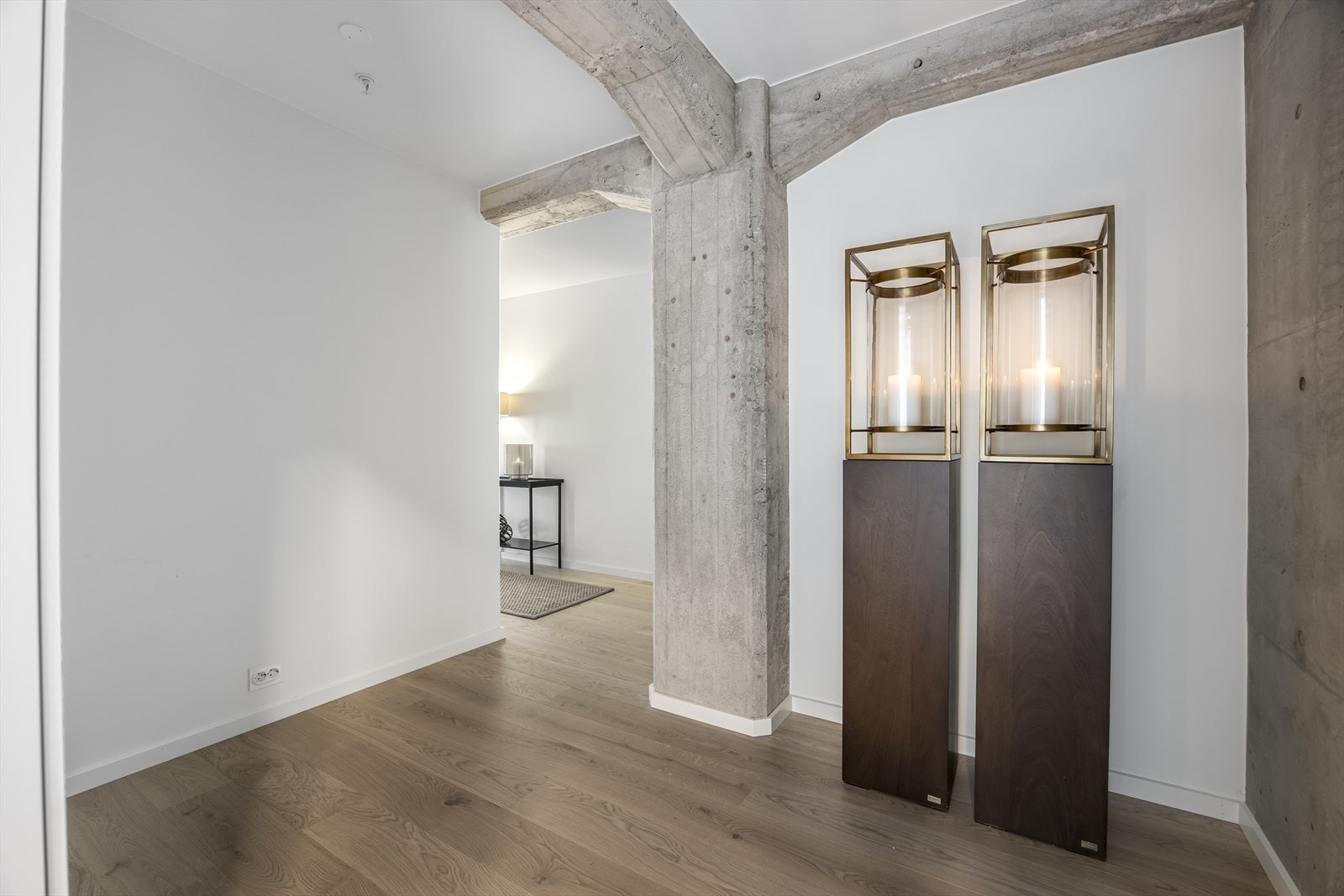 De gjennomgående materialene skaper en rød tråd gjennom hele leiligheten. Det er montert varmekabler i entrèen. Galleribilde