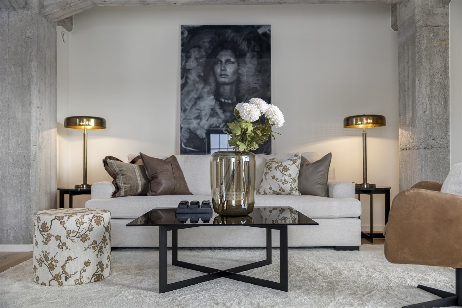 De gjennomgående materialvalgene, som eksponert betong og eikeparkett, gir leiligheten en helhetlig og distinkt stil. Galleribilde