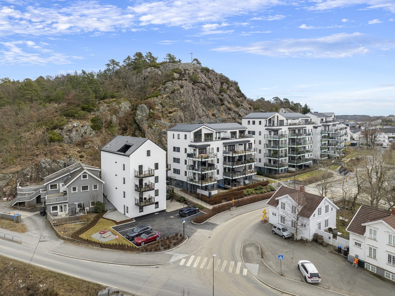 Fra eiendommen er det kort vei til både sentrum og turområder, med Levermyr stadion kun 7 minutter unna for sportsaktiviteter. Galleribilde