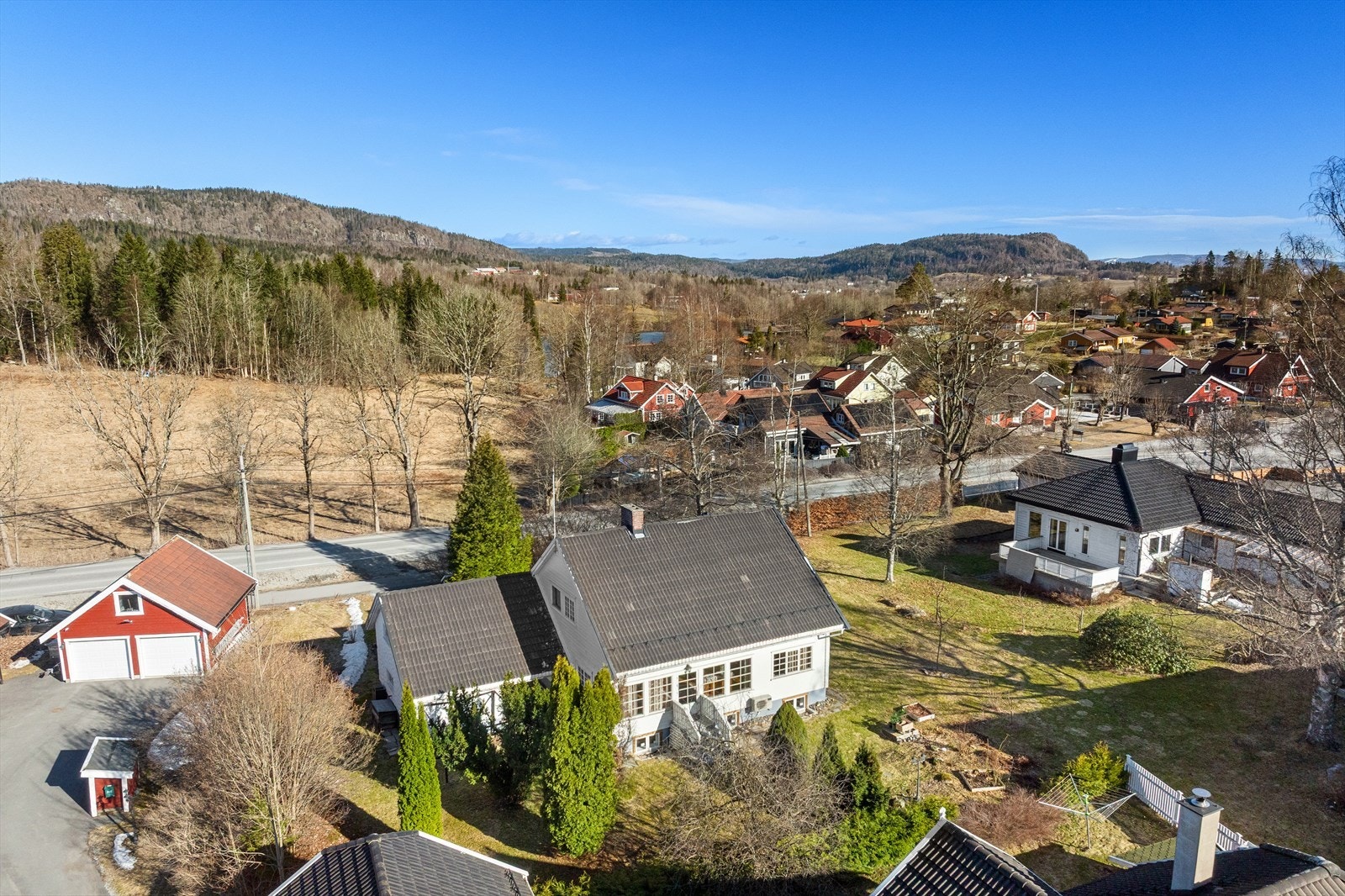 Rett utenfor døren finner du flotte tur- og rekreasjonsmuligheter, med kort vei til både Hogstadvannet og Semsvannet. Galleribilde