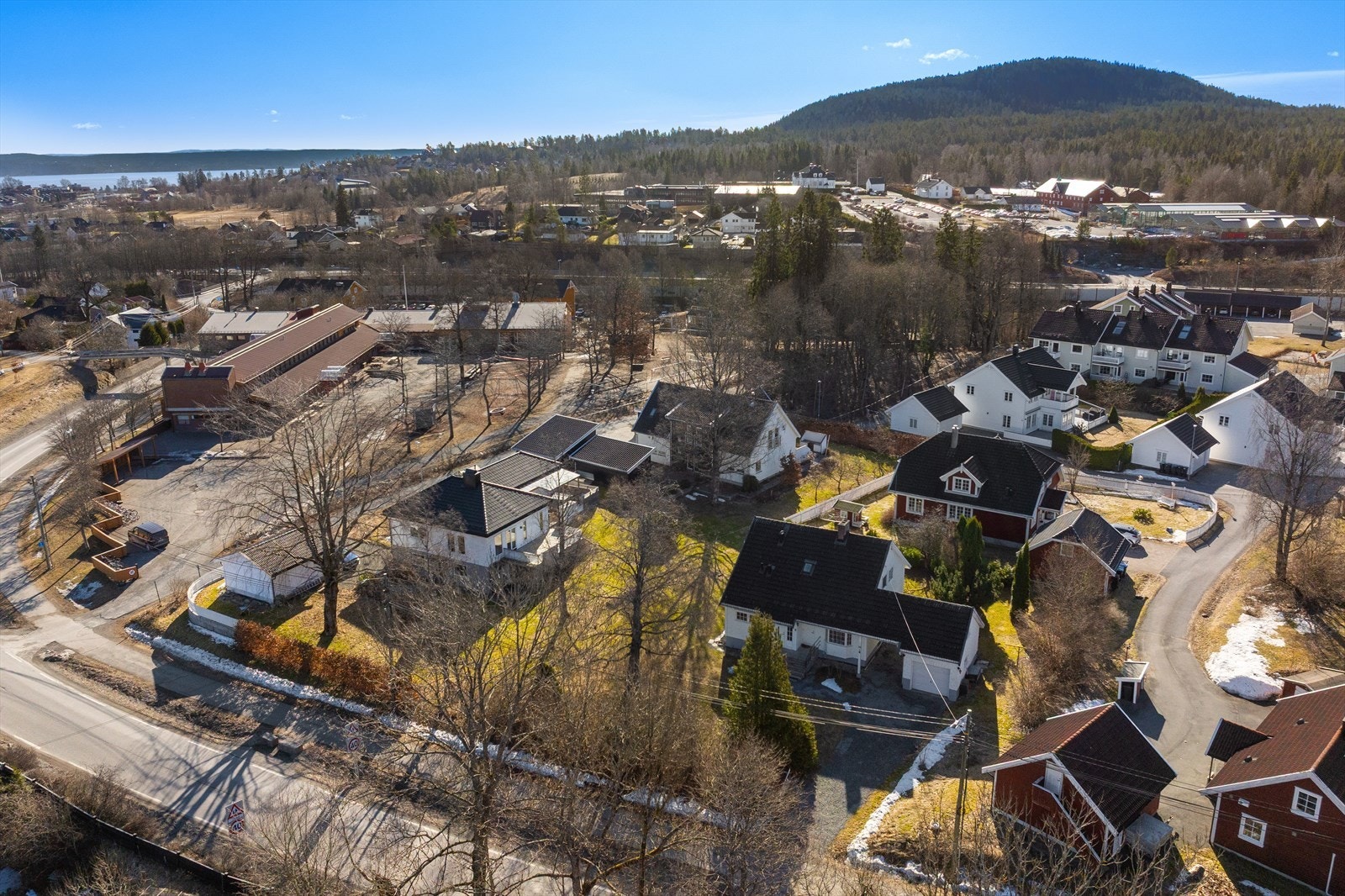 Gode transportforbindelser med busstopp like ved, og kun 5 minutter til Asker stasjon med togforbindelse til Oslo og Drammen. Galleribilde