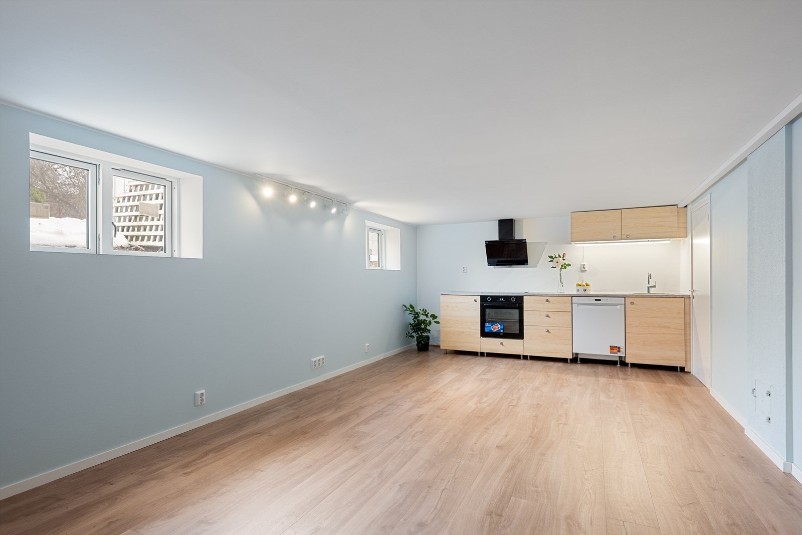 Stort, innredet rom i kjelleren med kjøkkeninnredning fra IKEA (2023). Takhøyden i rommet er 2,0 meter. Galleribilde