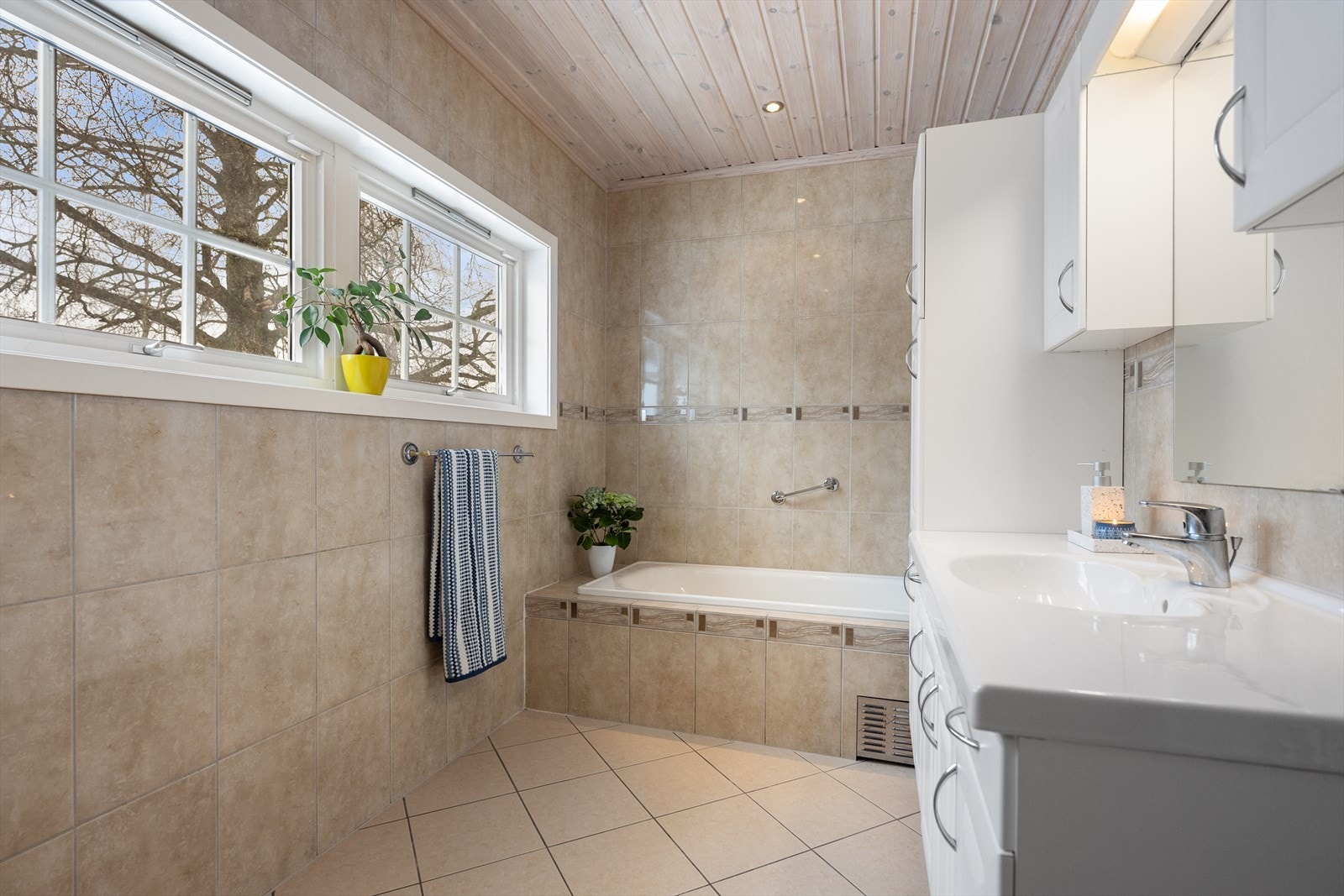 Badet i første etasje er flislagt og utstyrt med badekar. Galleribilde
