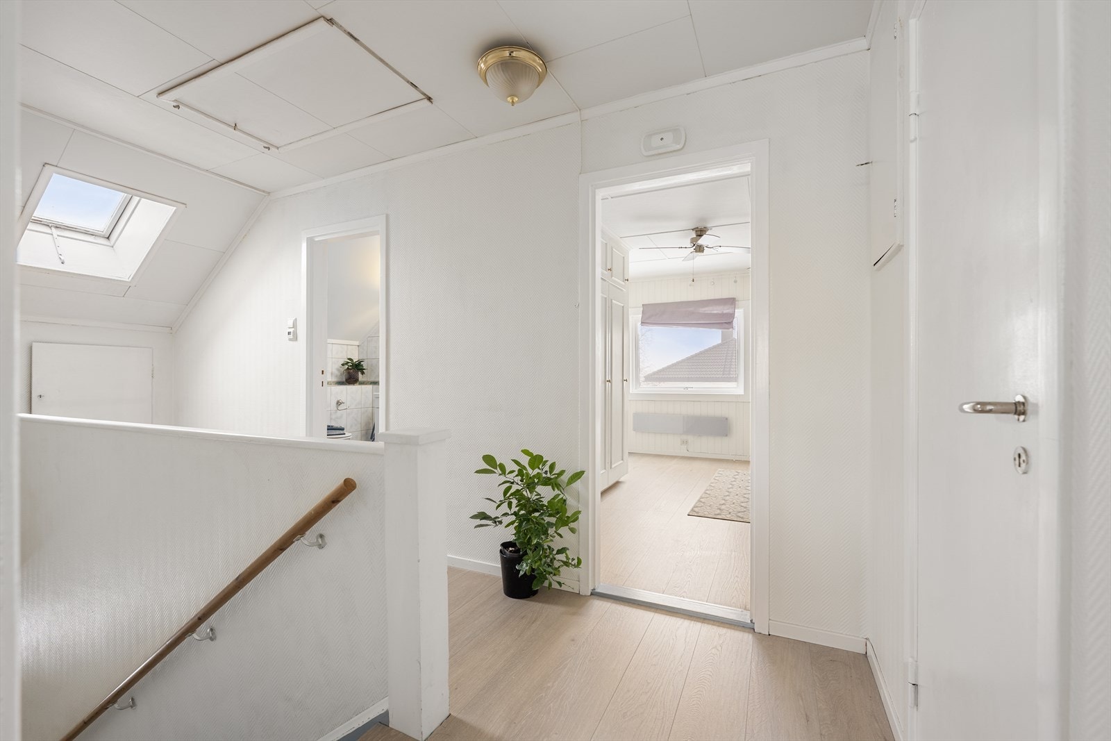 Loftsgangen forbinder rommene i andre etasje. Takhøyden her er målt til 2,36 meter. Galleribilde