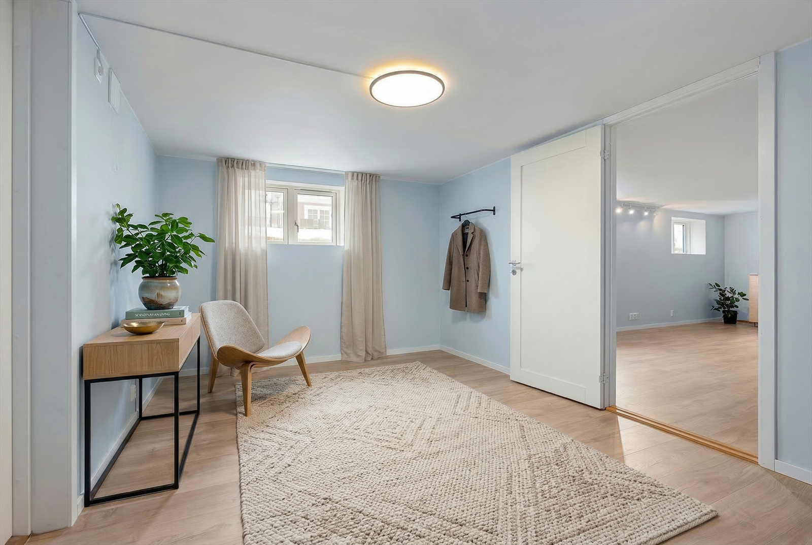 De oppussede flatene fra 2022 gir et moderne og rent inntrykk i hele kjelleretasjen. Rommet er møblert digitalt Galleribilde