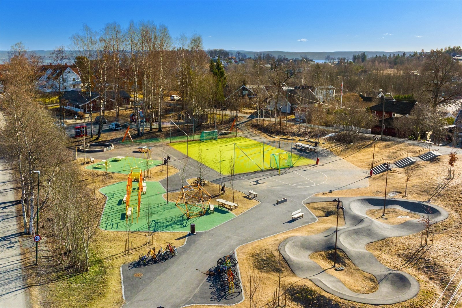 Nærmiljøet byr på flere lekeplasser og aktivitetsområder for barn og unge, som Rådyrfaret balløkke. Galleribilde