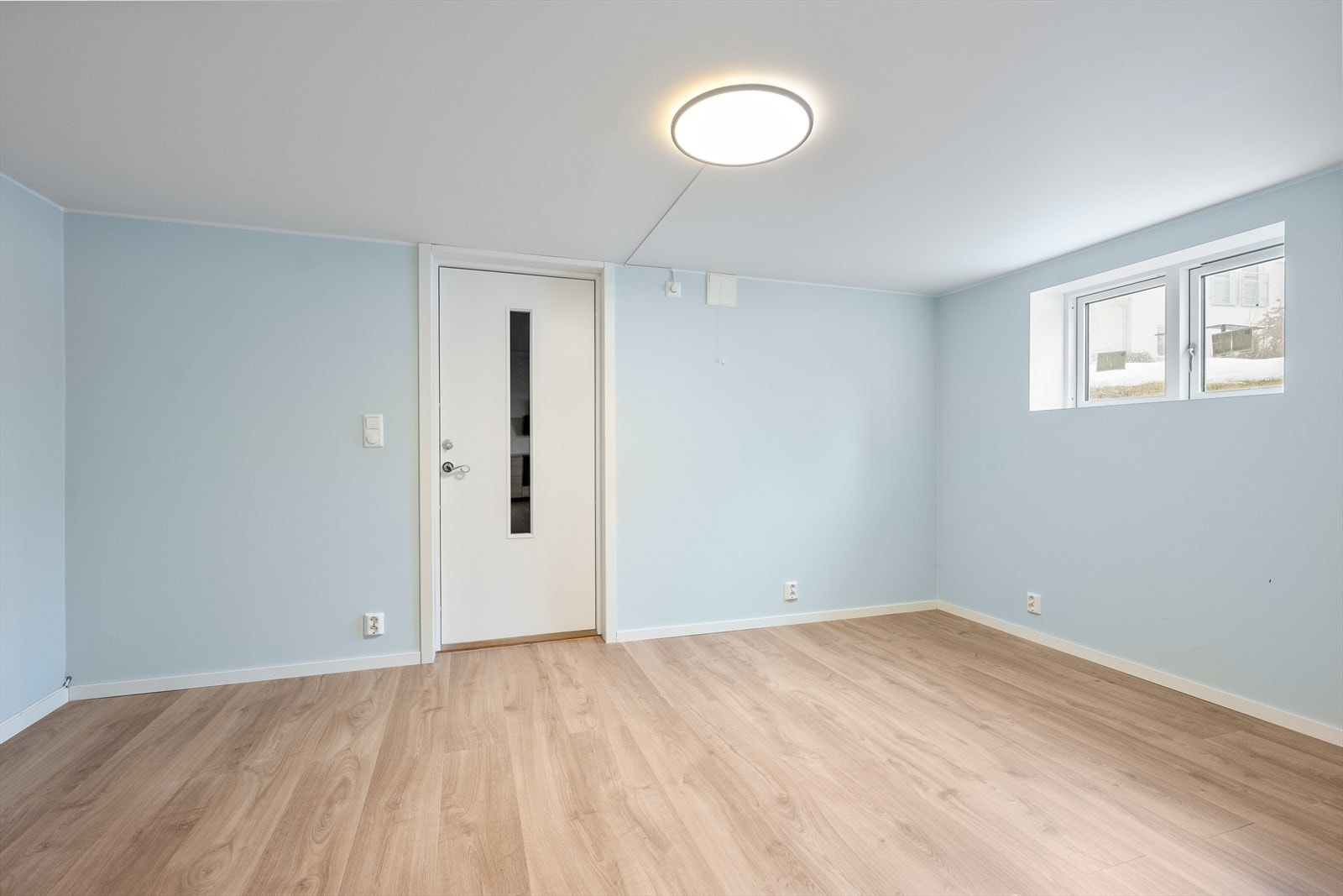 Rommene i kjelleren har nye vinduer med tolags isolerglass fra 2023. Galleribilde