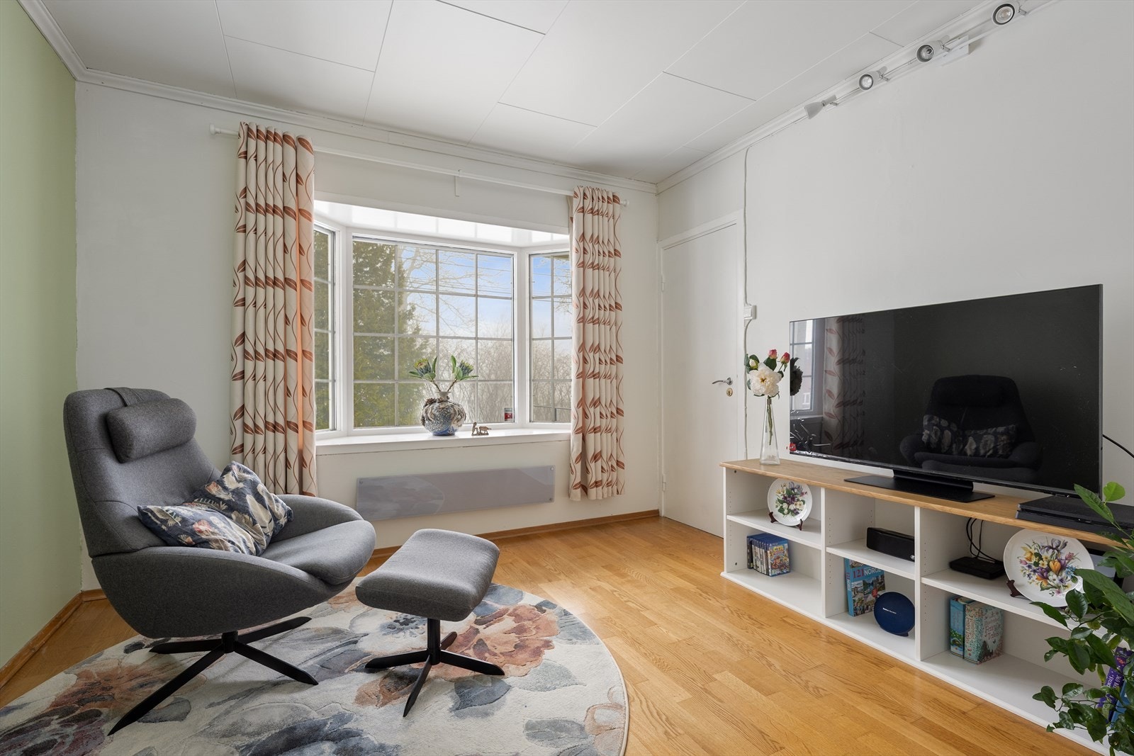 En egen TV-stue gir rom for ulike aktiviteter og mer privatliv for familien. Galleribilde