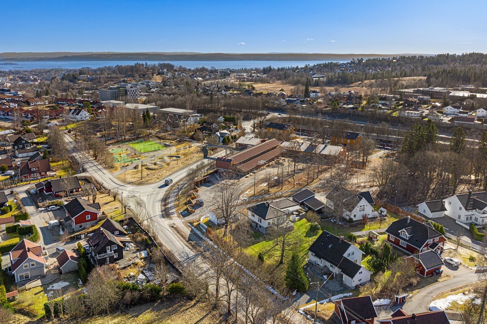 Drengsrud er et svært barnevennlig område, med gangavstand til Drengsrud skole (1-7 kl.) kun 200 meter unna. Galleribilde