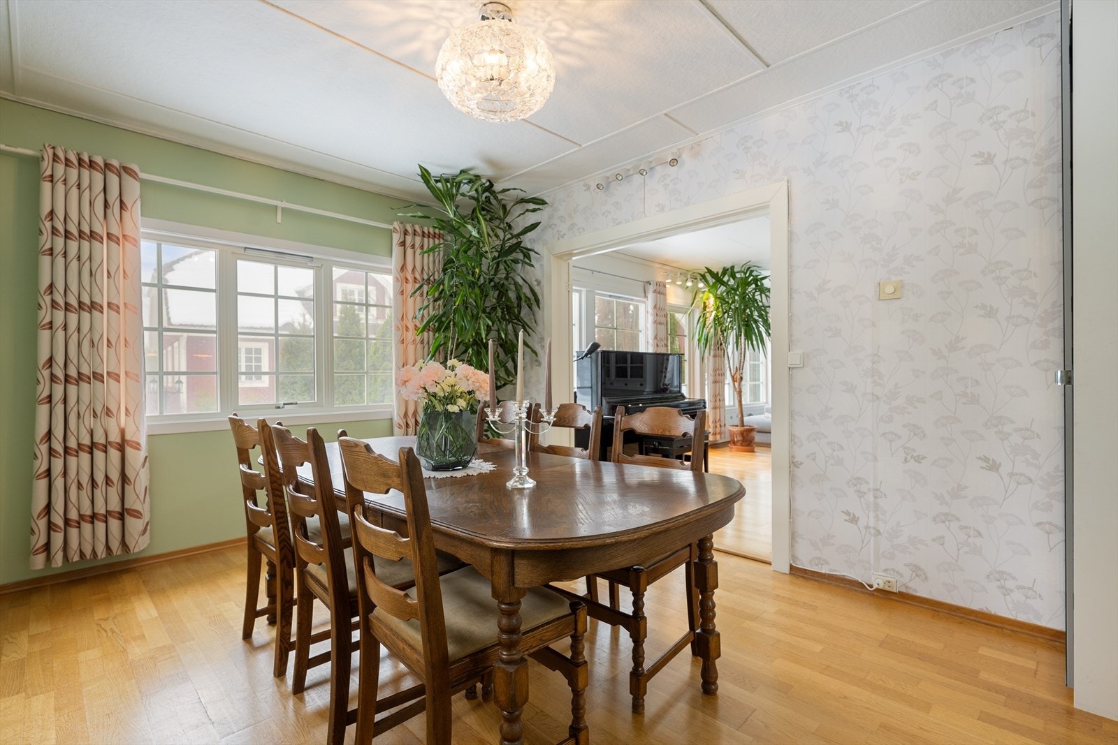 Spisestuen ligger i åpen forbindelse med stuen og har god plass til et stort spisebord. Galleribilde