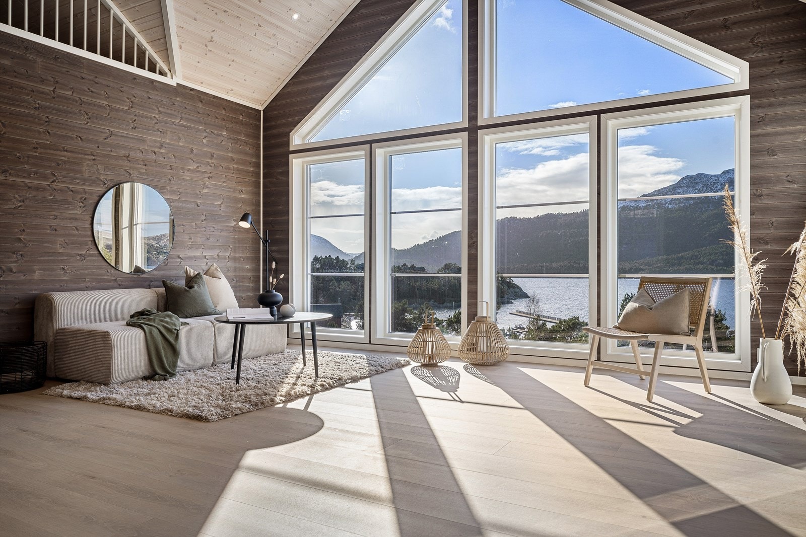 Her kan du sitte og nyte utsikten mot fjorden, mens båtlivet glir forbi og gir stedet en levende, men likevel fredelig atmosfære Galleribilde