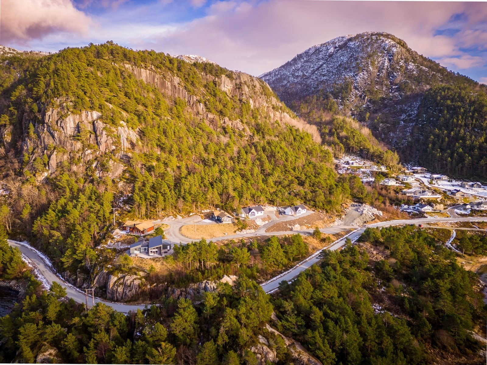 For den turglade finnes det både korte og lengre turmuligheter i Eivindvik. Du kan gå opp på Høgstefjellet, som gir flott utsikt over bygda og området rundt Galleribilde