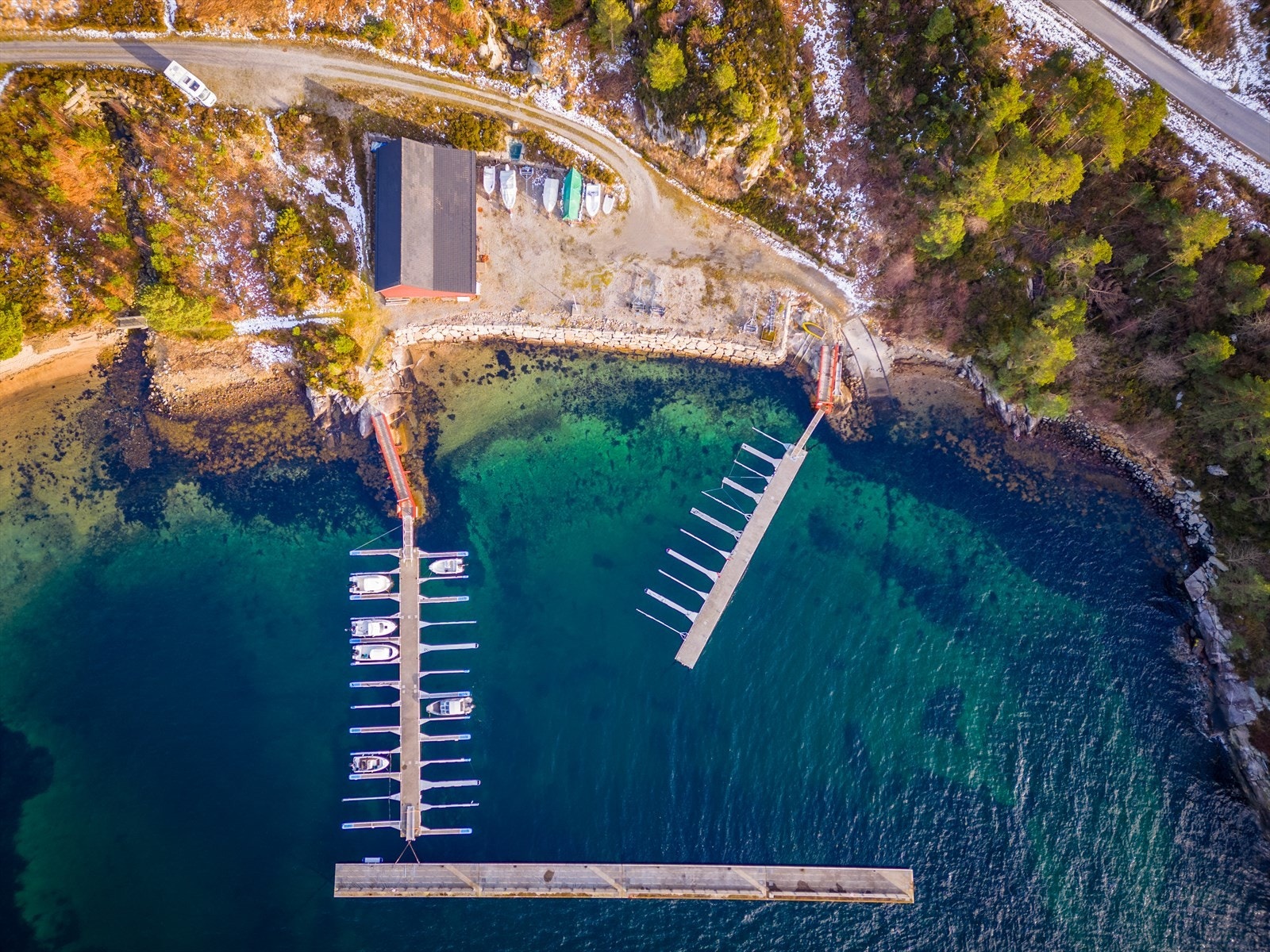 Området byr på et rikt båtliv, med skjermede viker, idylliske holmer og korte avstander til flotte turmål på sjøen. Her kan du ta morgenkaffen på brygga, legge ut på rolige ettermiddagsturer i skjærgården eller fiske fra egen båt Galleribilde