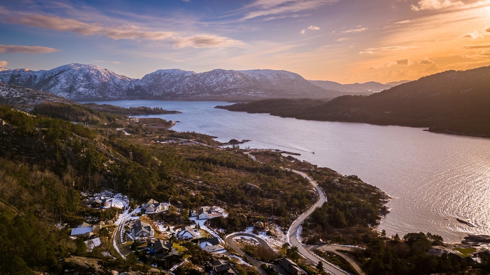 Det er god hurtigbåtforbindelse mellom Bergen og Solibotn. Turen tar rundt 1,5 time fra Bergen sentrum, noe som gjør Solibotn lett tilgjengelig. Kjører du fra Bergen sentrum, tar turen omtrent 2,5 time Galleribilde