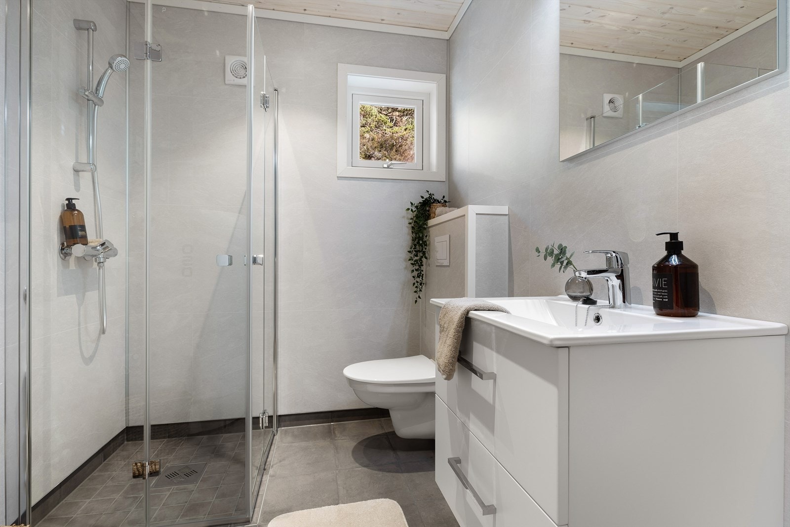 Dette badet er tilsvarende det andre, men her er det i tillegg opplegg for vaskemaskin Galleribilde