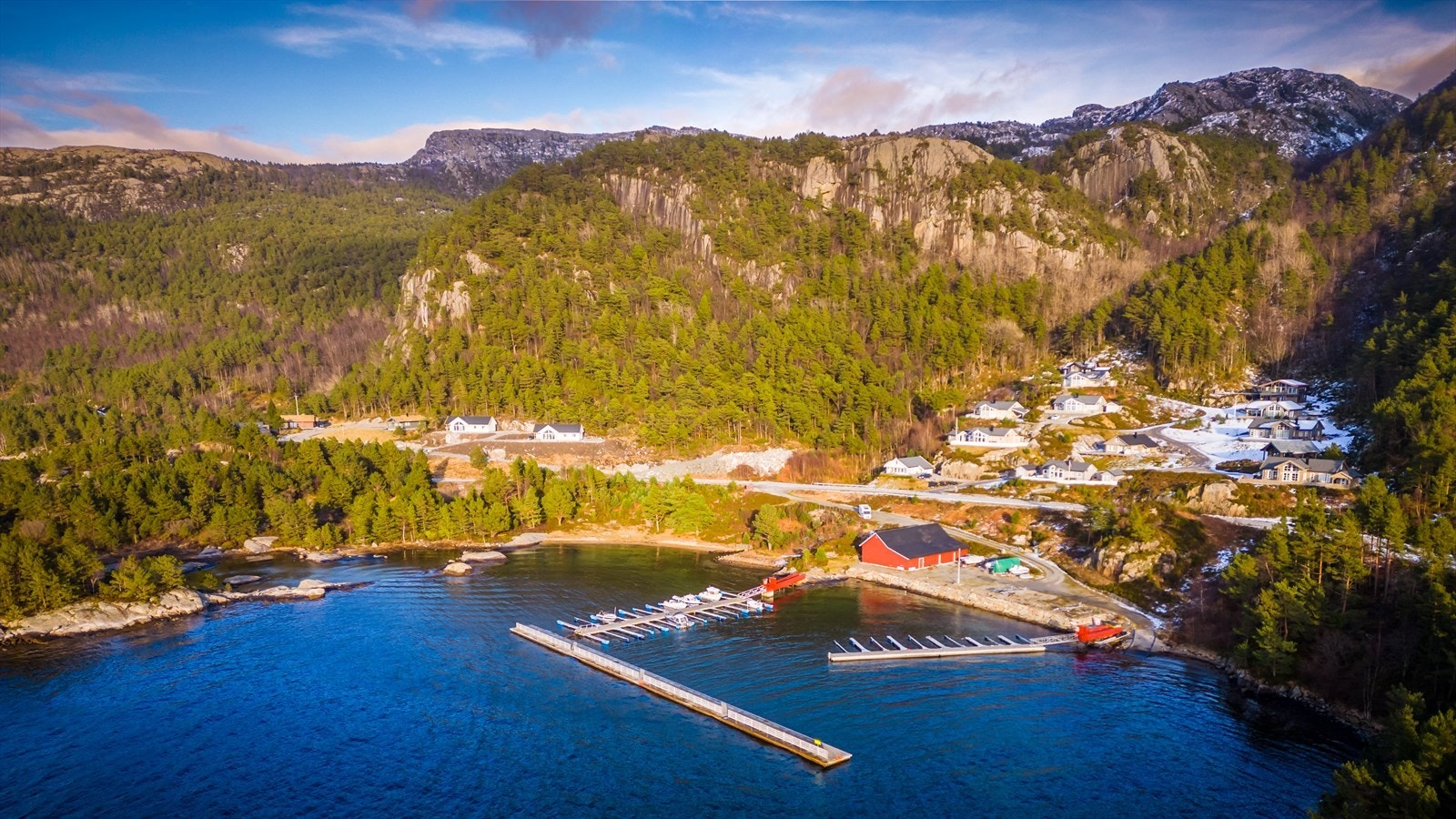 Det er gode muligheter for båtturer, enten du vil utforske skjærgården, dra på fisketur eller bare oppleve den vakre kystlinjen fra sjøen Galleribilde