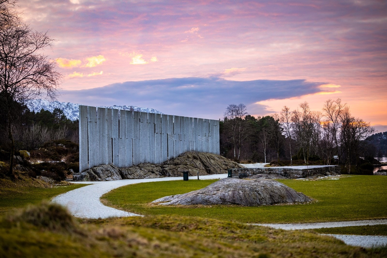 Eivindvik har en rik historie som tidligere tingsted for Gulatinget, og du finner kulturminner og stier som gir et innblikk i både natur og fortid Galleribilde