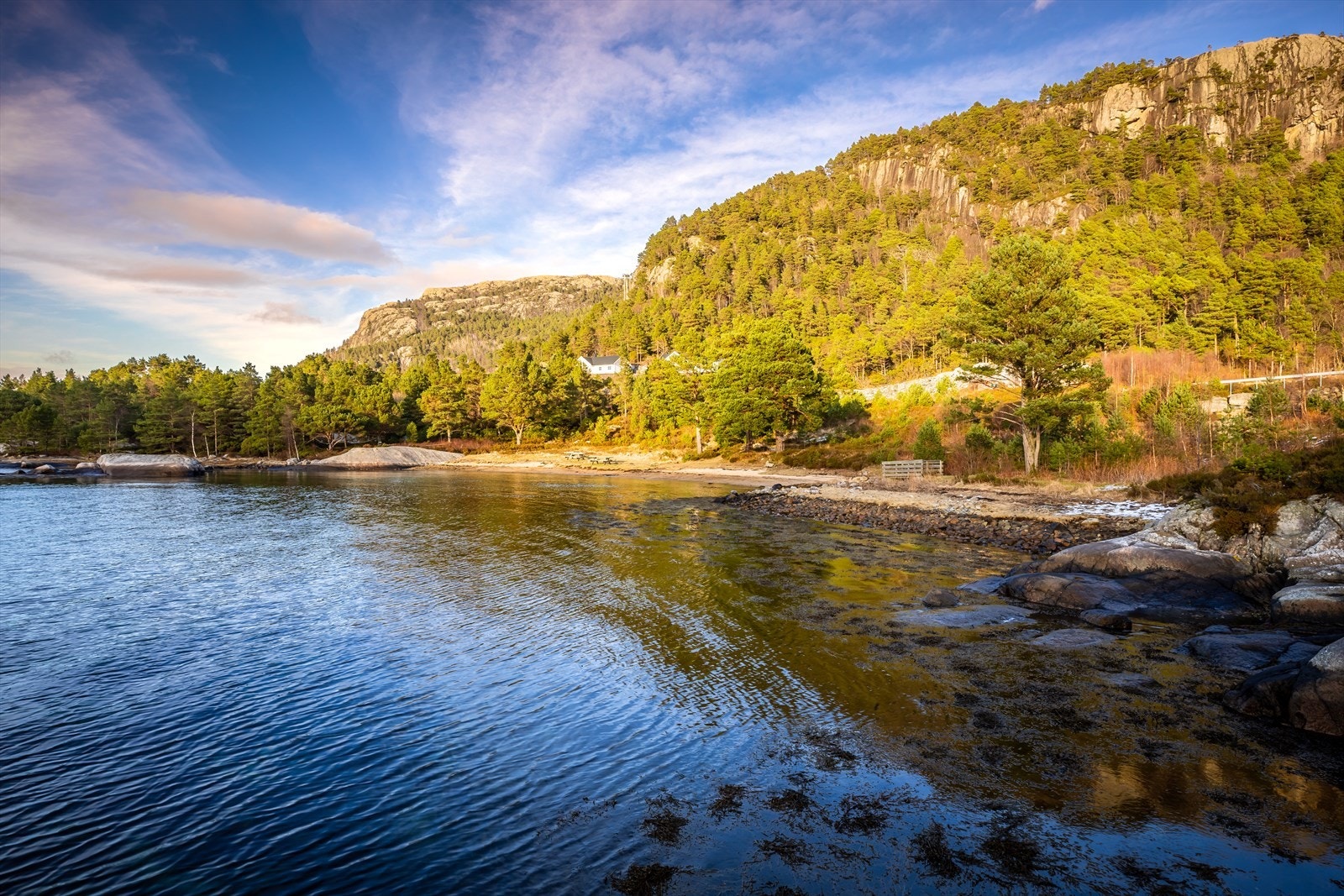 Det er kort vei ned til sjøen, og området byr på flotte muligheter for både turer, fiske og late dager på sjøen Galleribilde